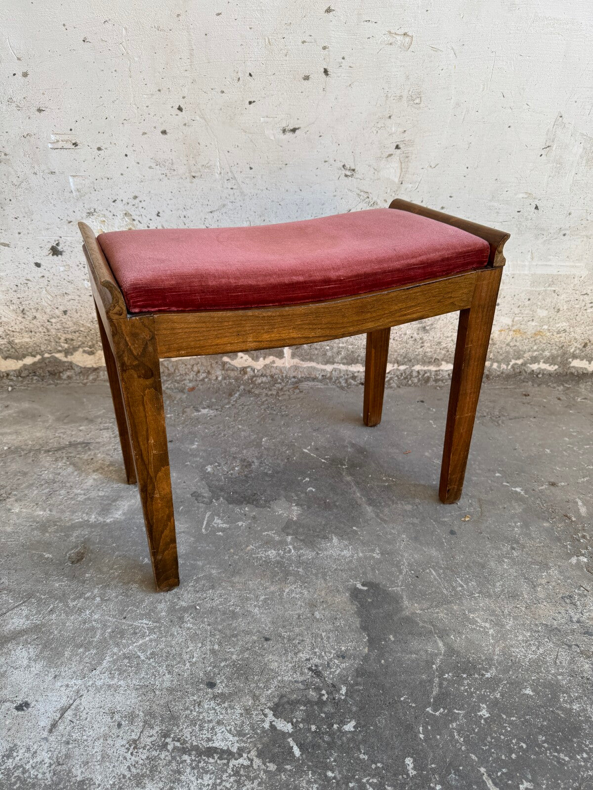 Vintage houten krukje met fluwelen zitting