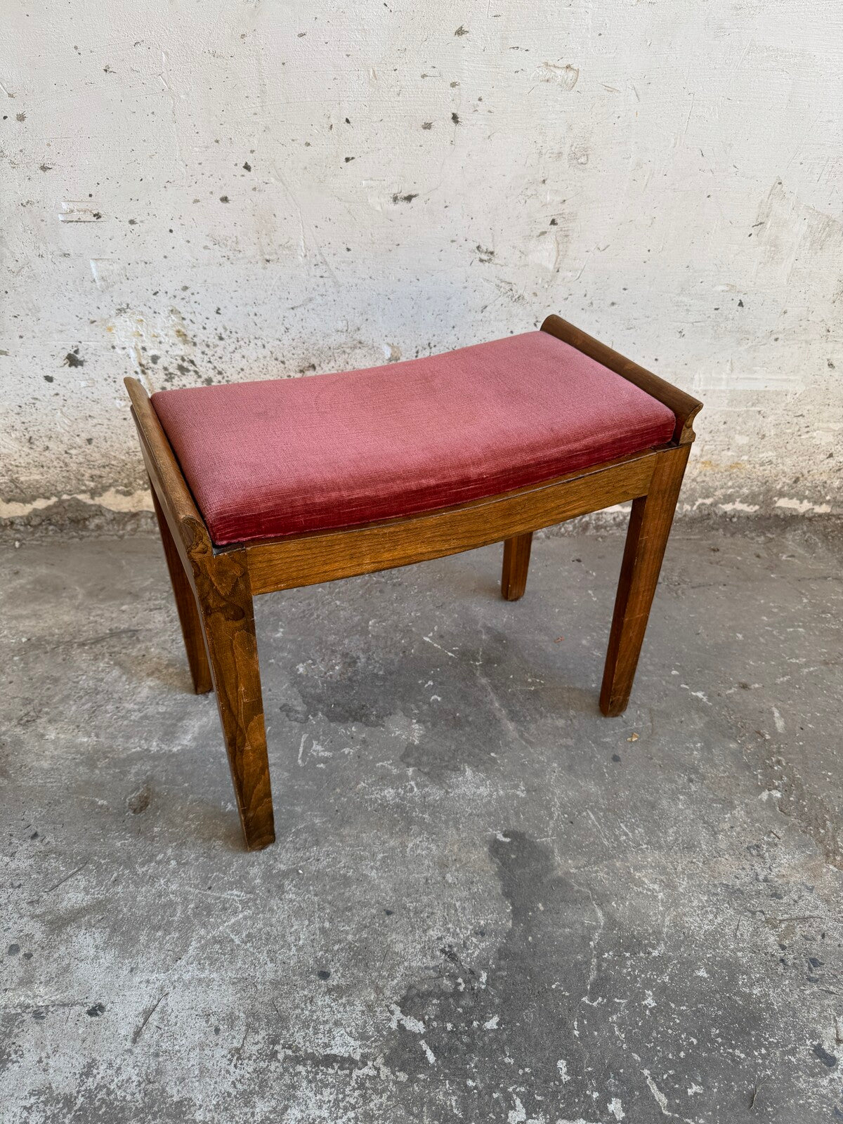 Vintage houten krukje met fluwelen zitting