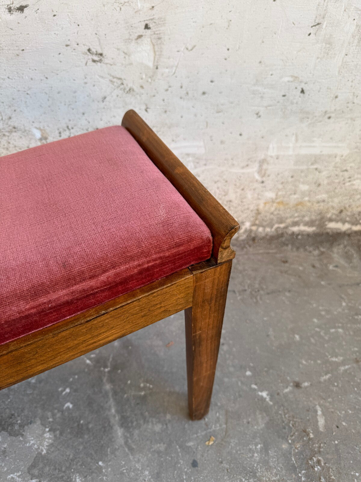 Vintage houten krukje met fluwelen zitting