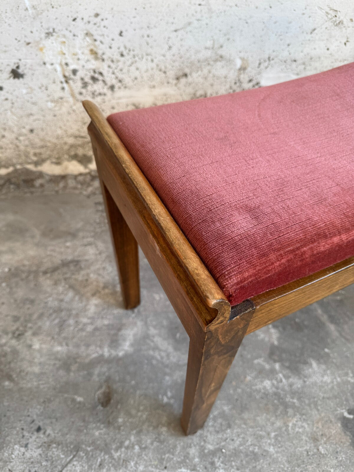 Vintage houten krukje met fluwelen zitting