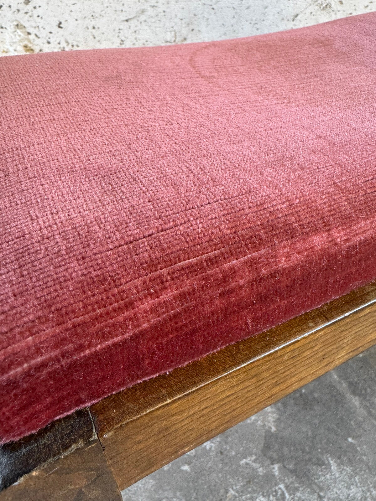 Vintage houten krukje met fluwelen zitting