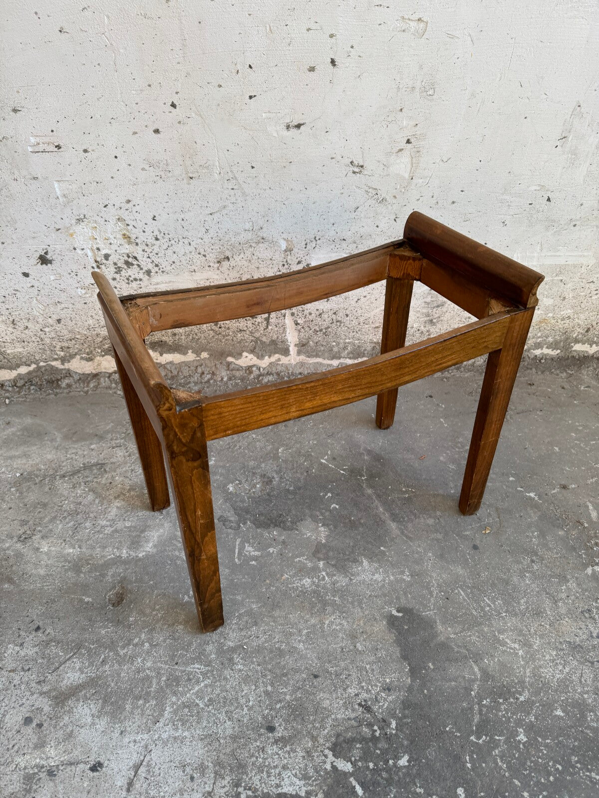 Vintage houten krukje met fluwelen zitting