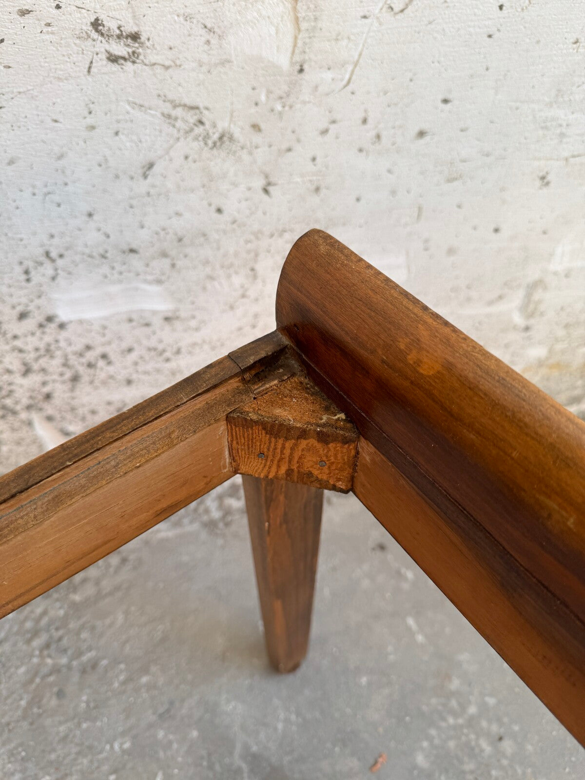 Vintage houten krukje met fluwelen zitting