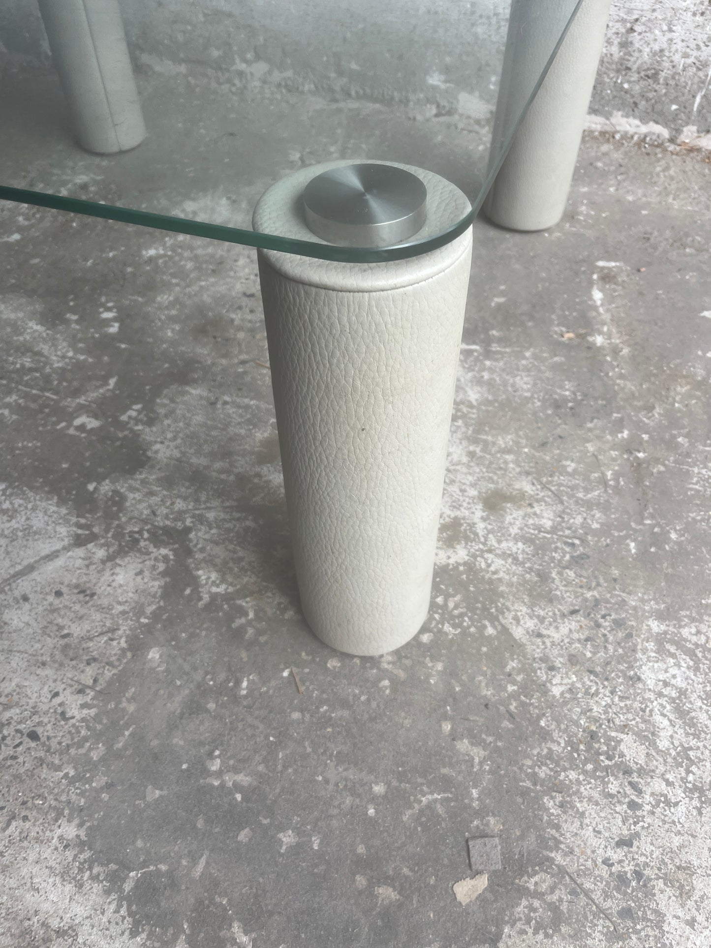 Mesa glass coffee table by JORI