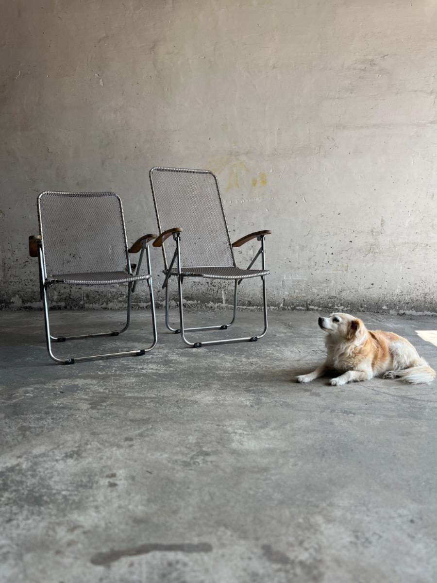 Set van twee vintage klapstoelen met draadframe in aluminium