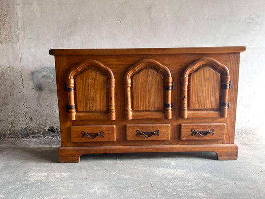 3-deurs brutalistische eiken kast