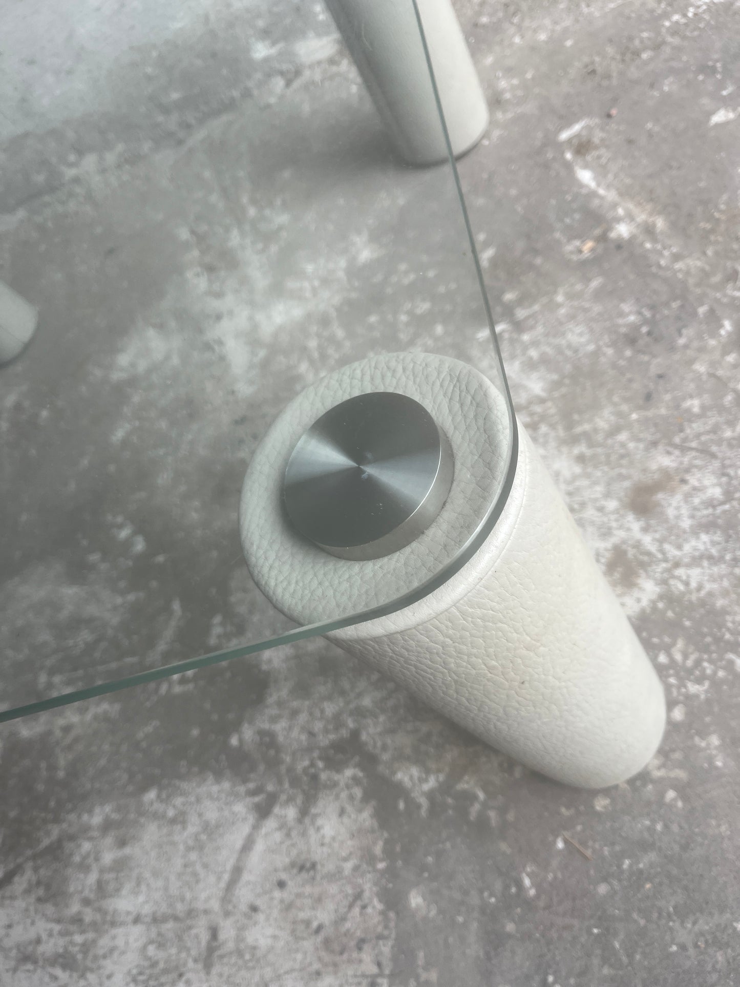 Mesa glass coffee table by JORI