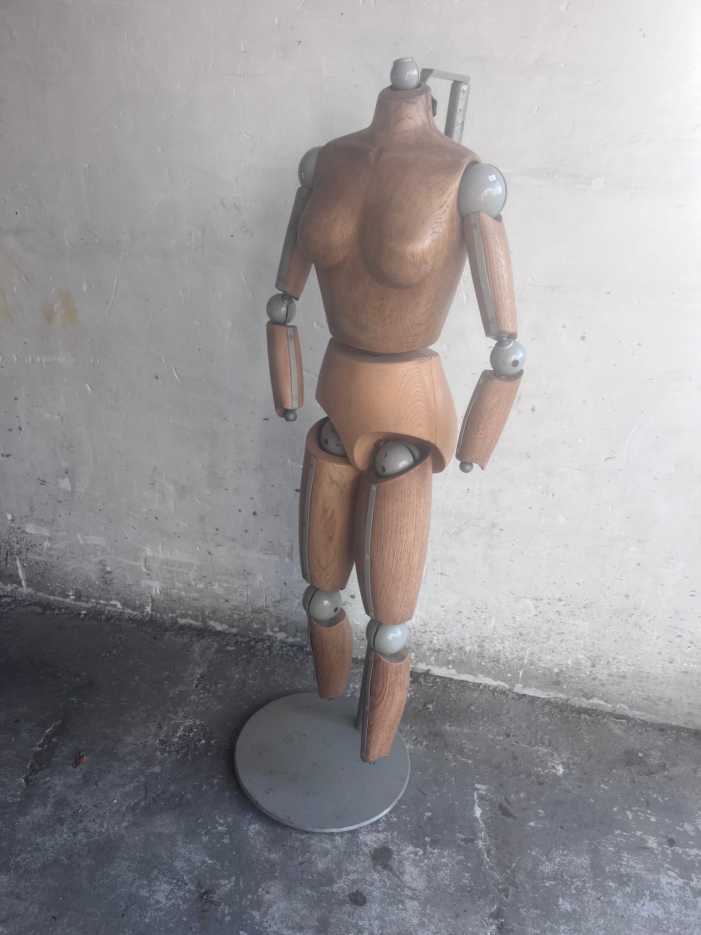 Modèle ou mannequin d'artiste en bois de hêtre grandeur nature, XXe siècle.