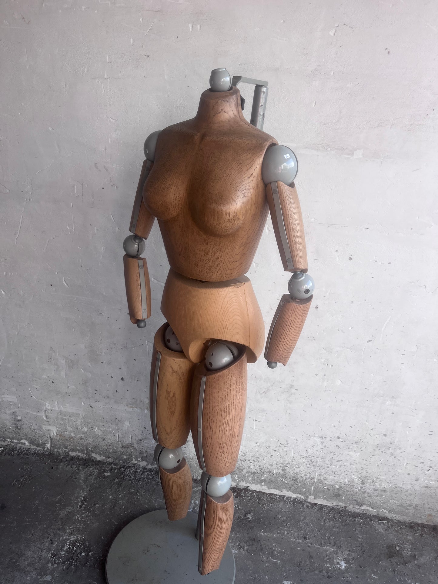 Modèle ou mannequin d'artiste en bois de hêtre grandeur nature, XXe siècle.