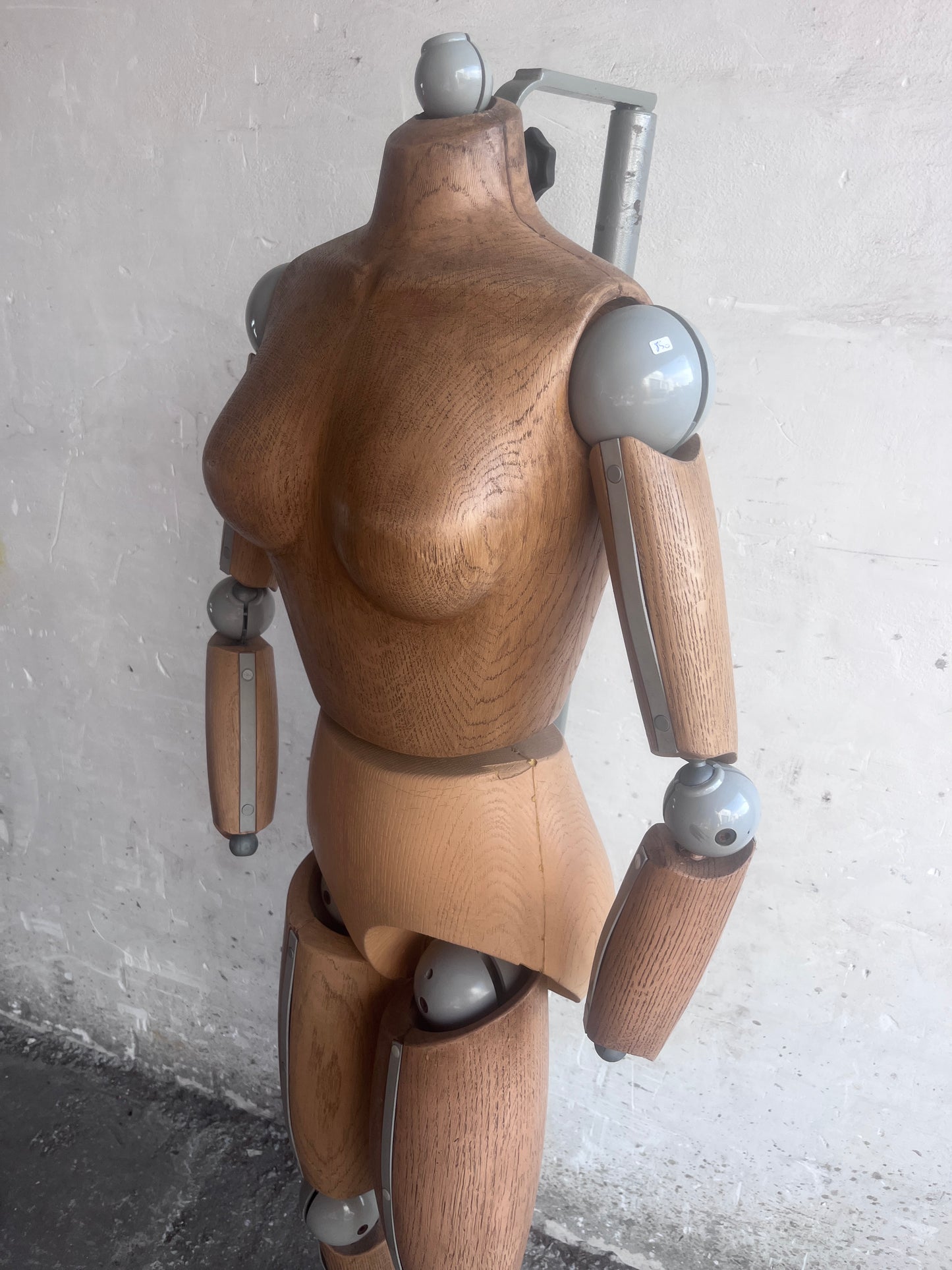 Modèle ou mannequin d'artiste en bois de hêtre grandeur nature, XXe siècle.