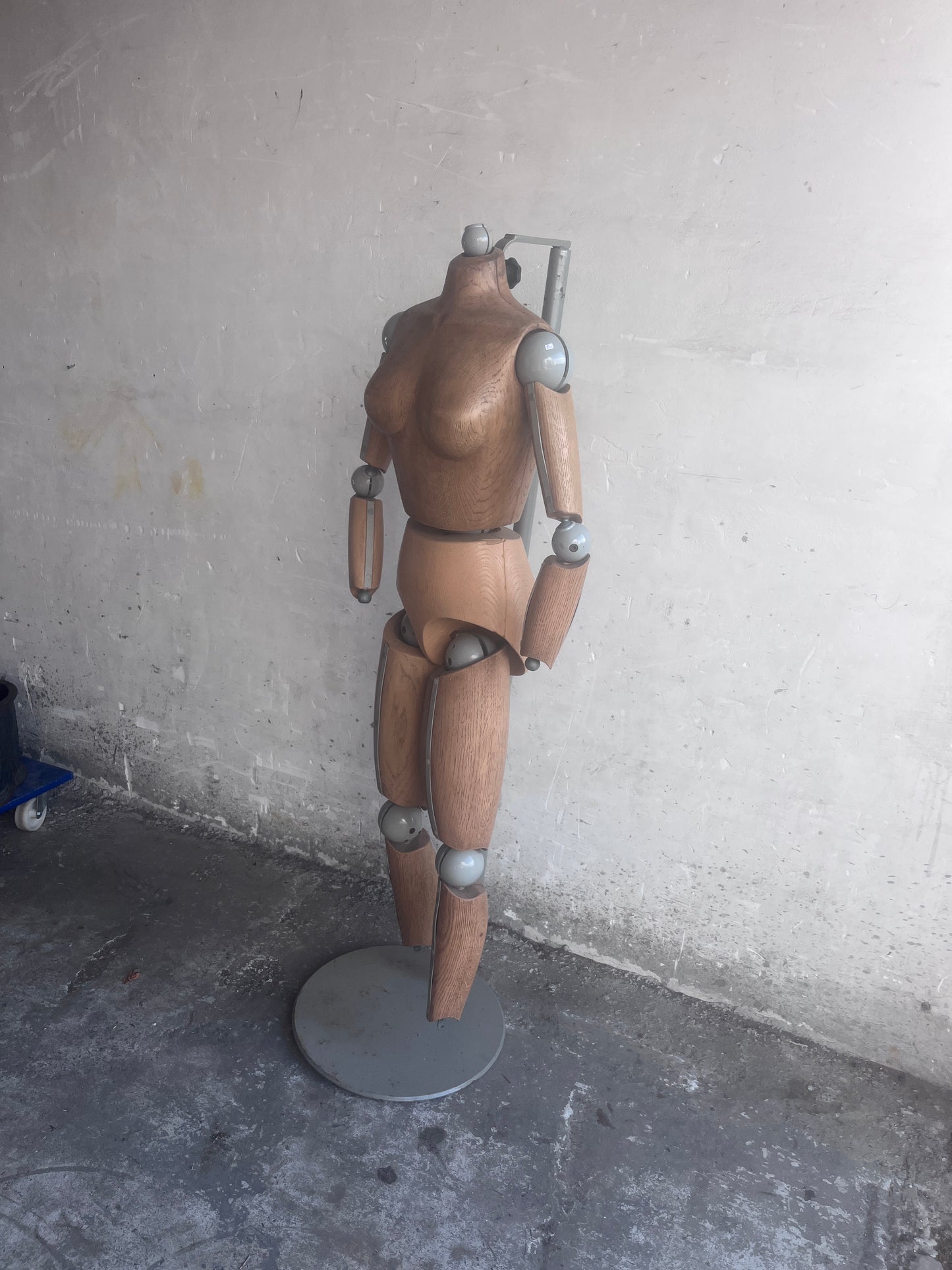 Modèle ou mannequin d'artiste en bois de hêtre grandeur nature, XXe siècle.
