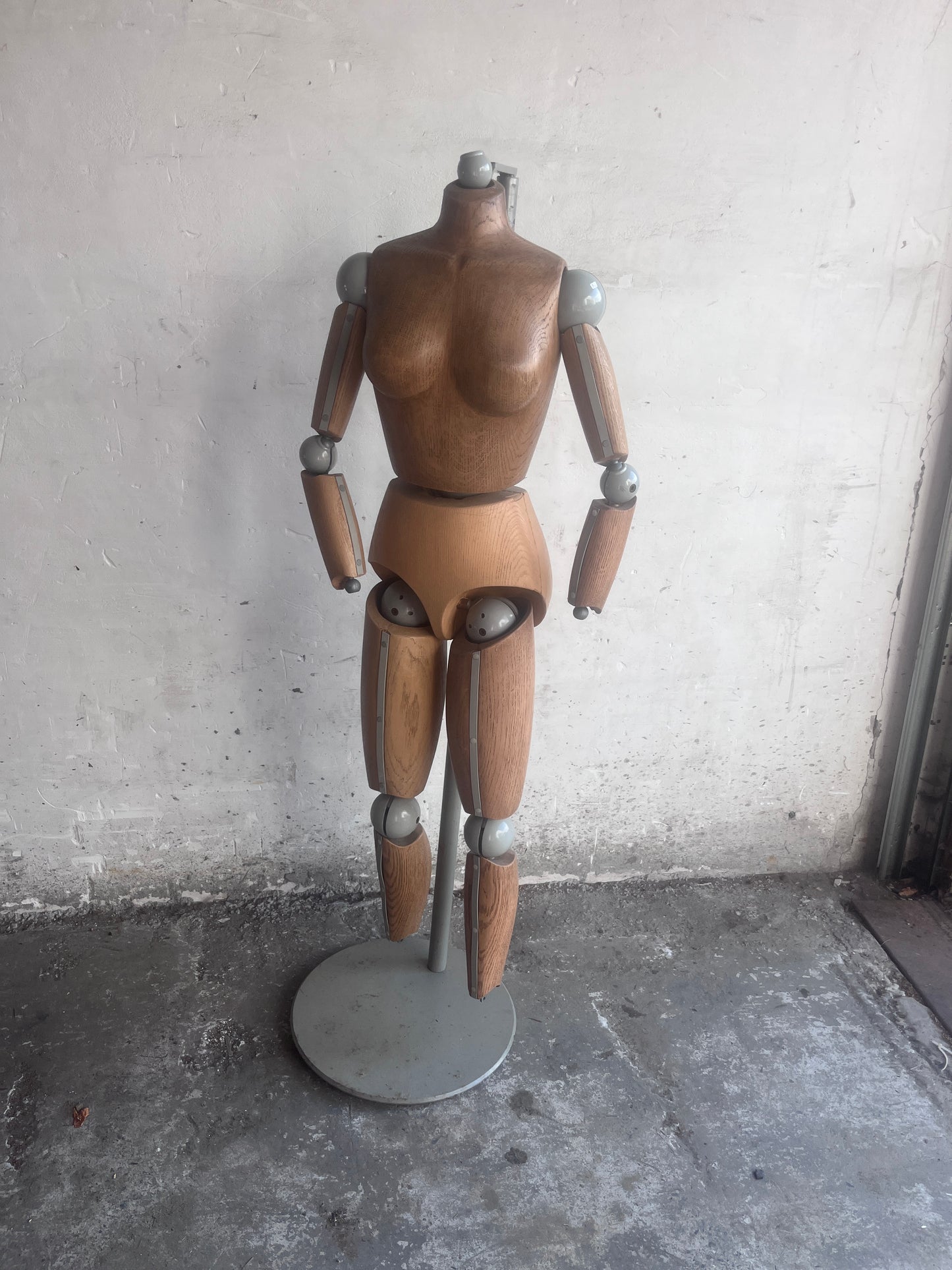 Modèle ou mannequin d'artiste en bois de hêtre grandeur nature, XXe siècle.