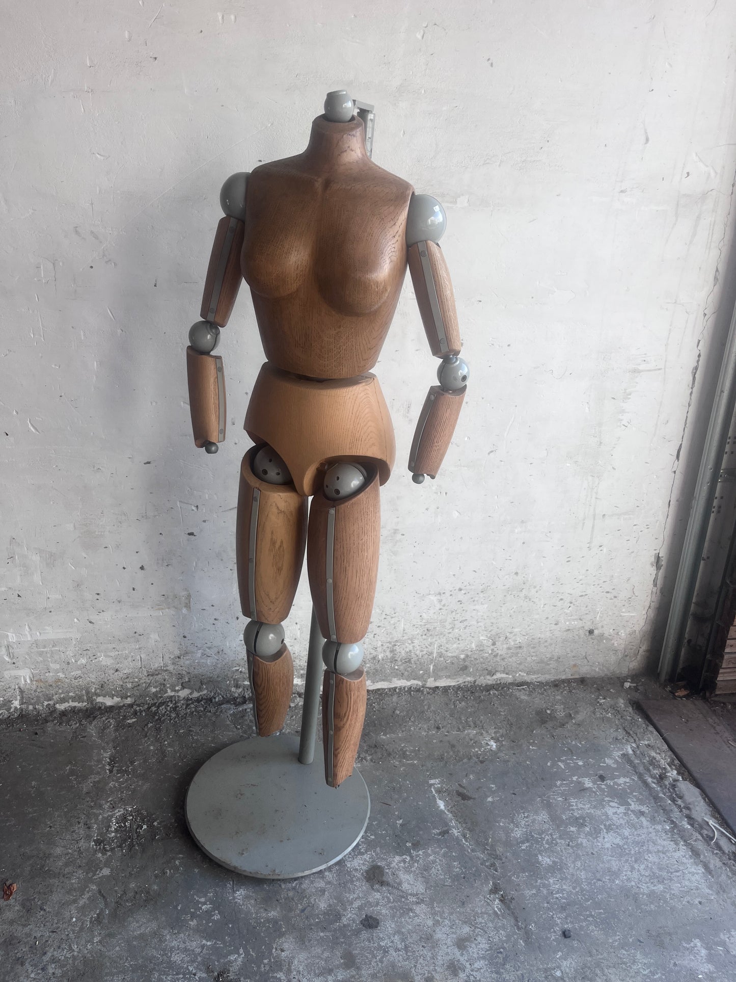 Modèle ou mannequin d'artiste en bois de hêtre grandeur nature, XXe siècle.