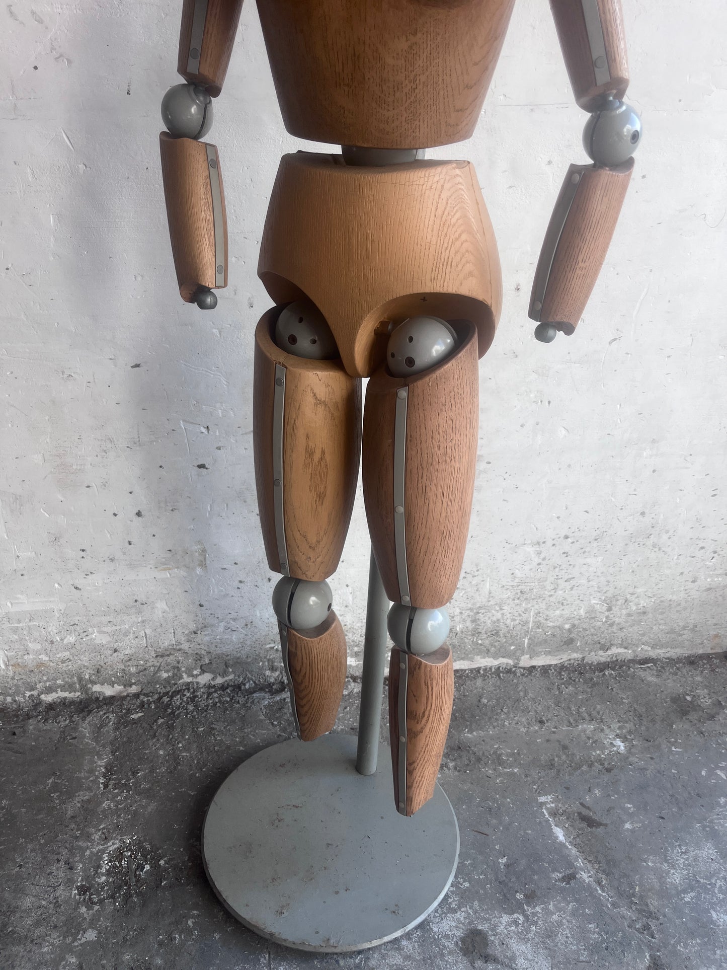 Modèle ou mannequin d'artiste en bois de hêtre grandeur nature, XXe siècle.