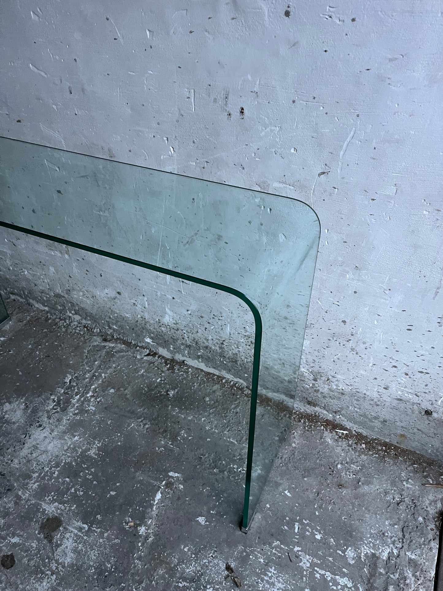 Minimalist Bent Glass Console Table 115cm