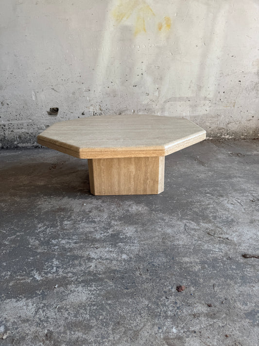 Travertijn salontafel in sculpturale vorm