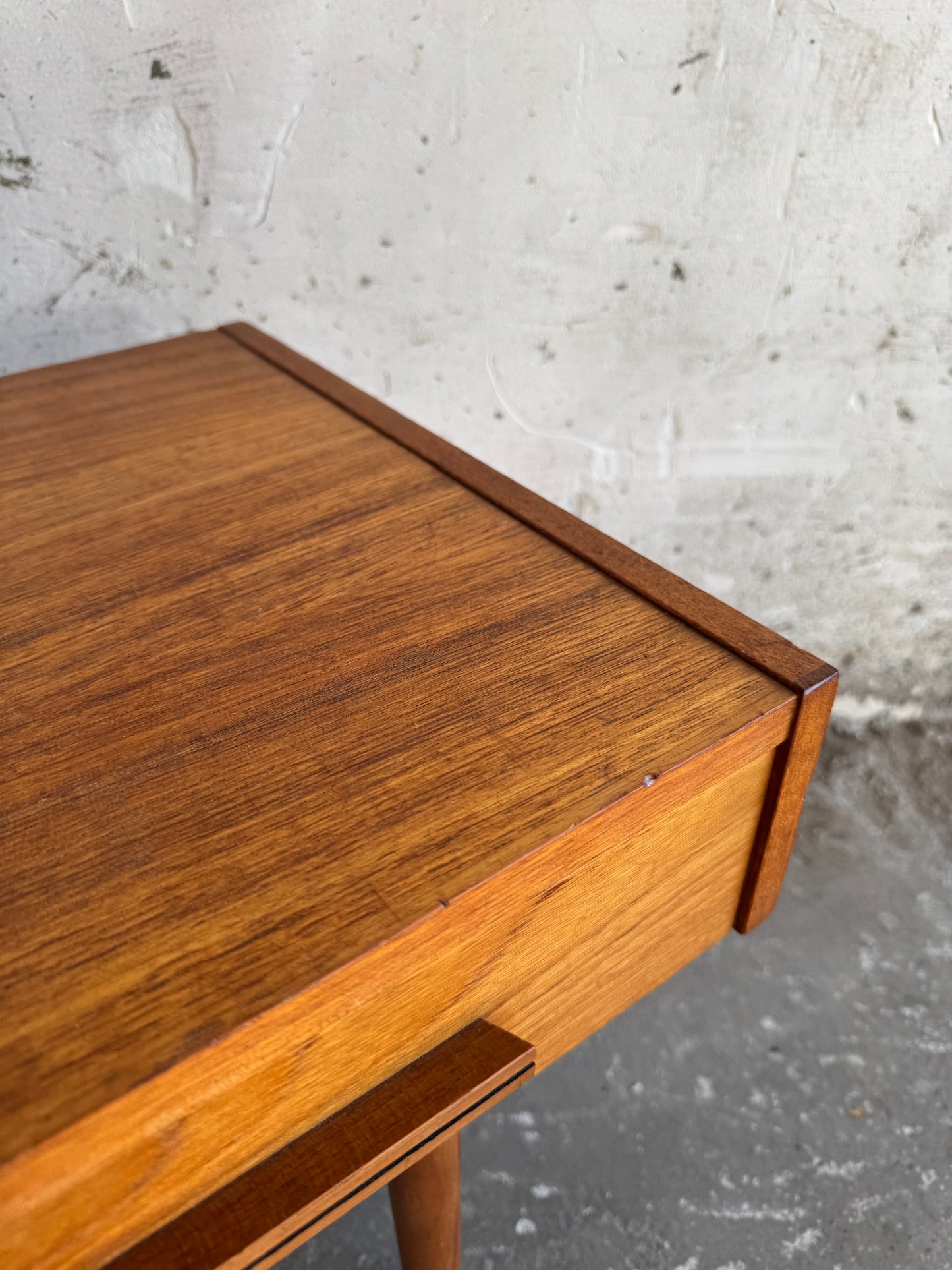 Meuble bas danois en teck par Millenium Design