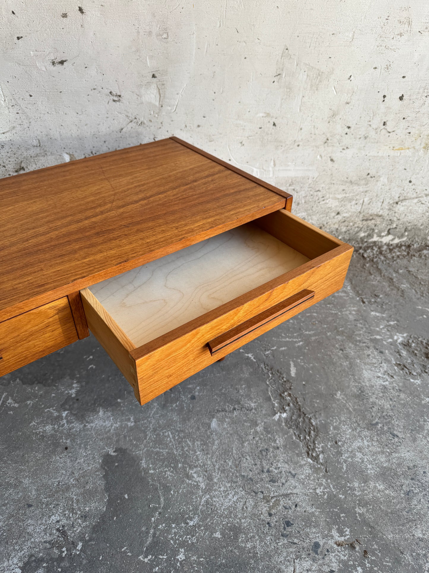 Meuble bas danois en teck par Millenium Design