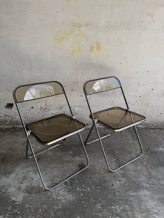 Set van twee Plia-stijl klapstoelen in smoked plexiglas