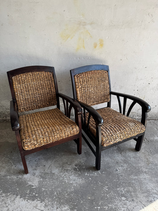 Set van twee koloniale rotan armstoelen met houten frame