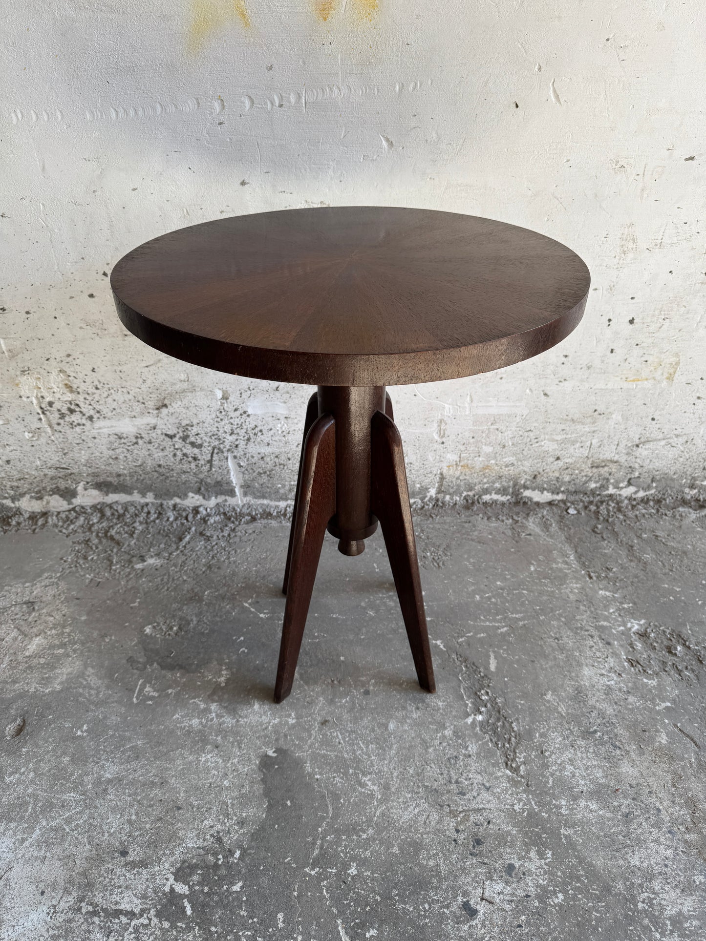Art Deco bijzettafel in donker hout met stervormig bladpatroon