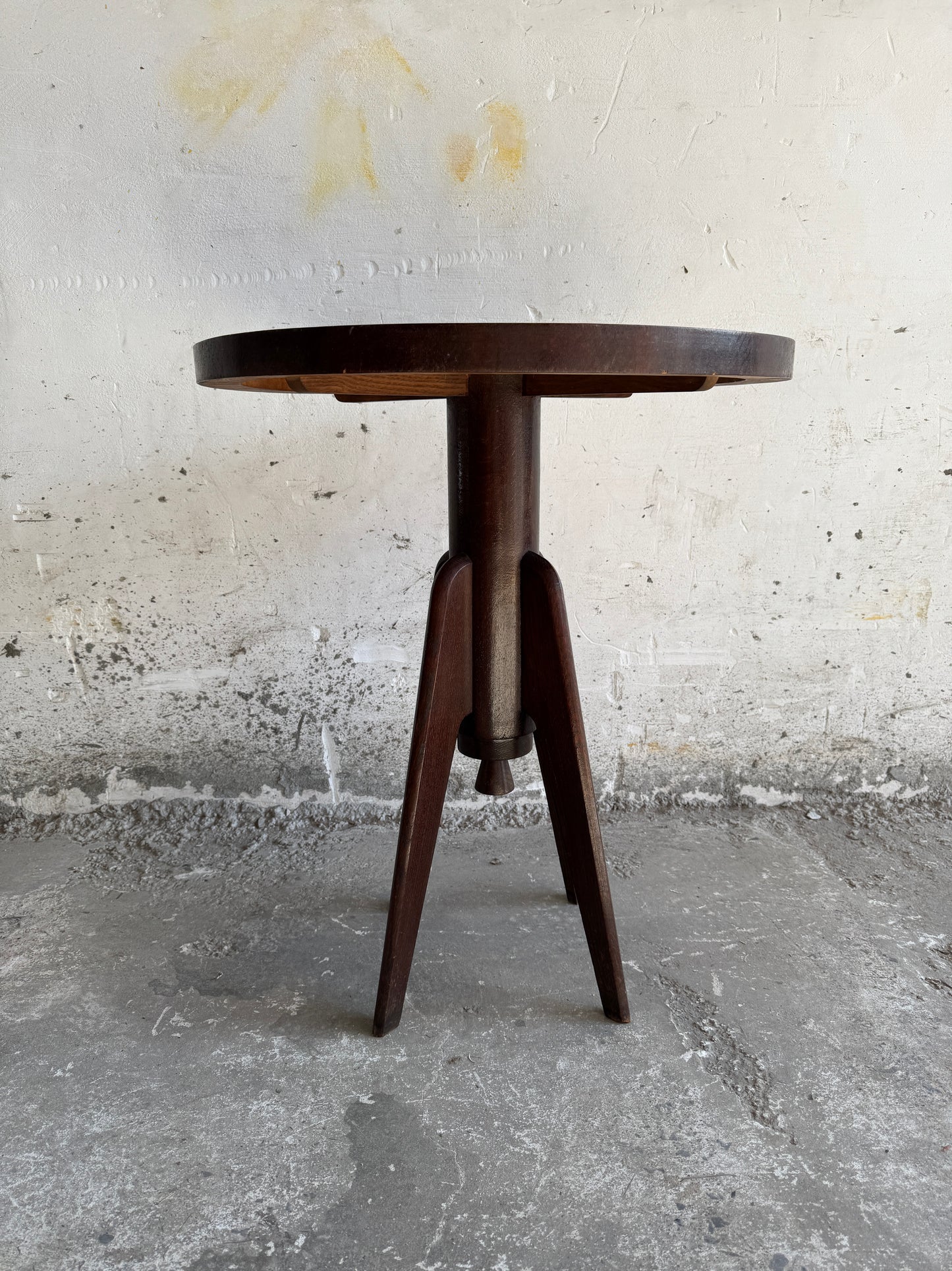 Art Deco bijzettafel in donker hout met stervormig bladpatroon