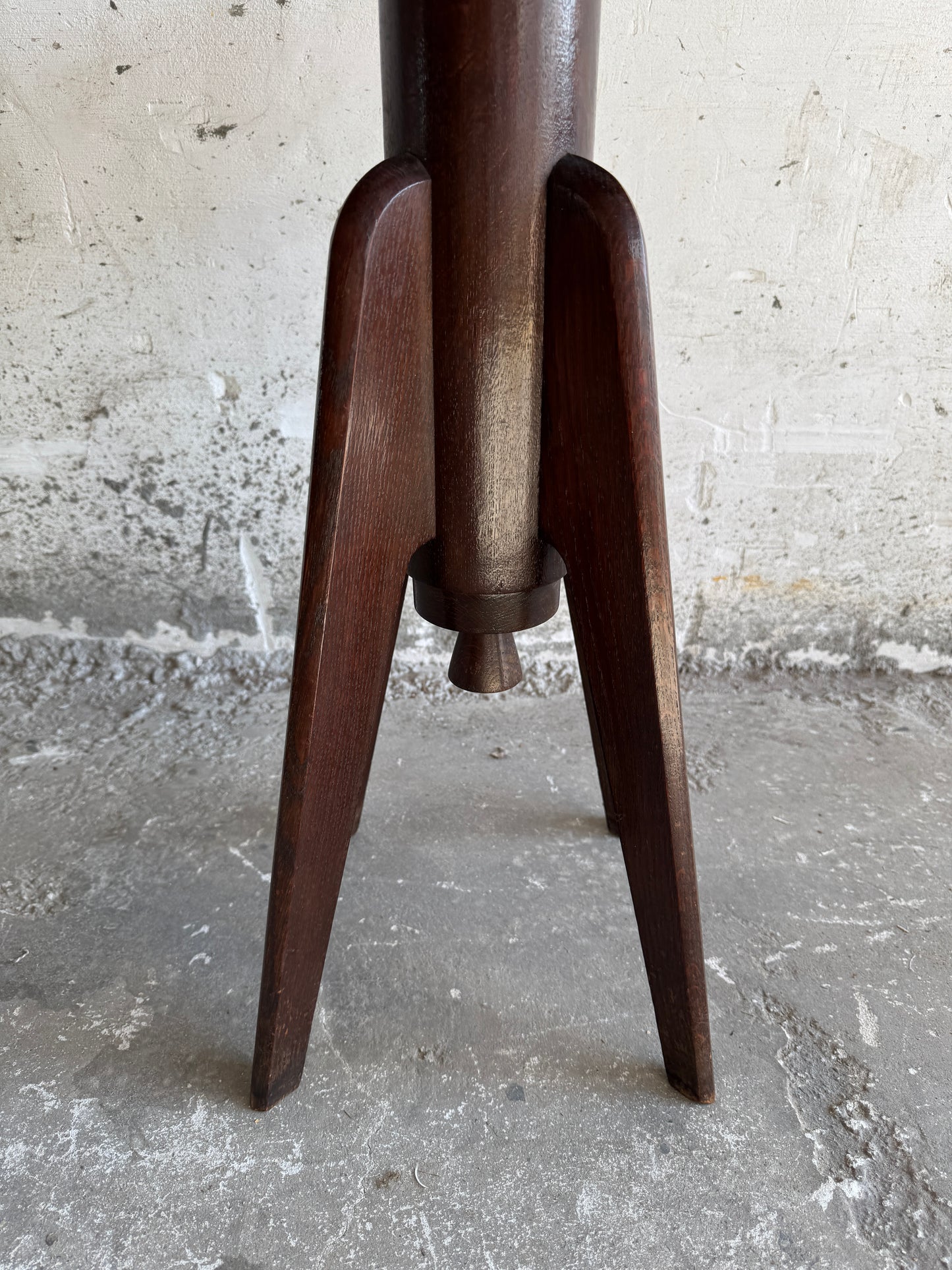Art Deco bijzettafel in donker hout met stervormig bladpatroon