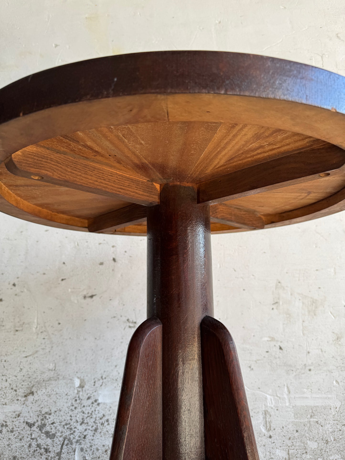 Art Deco bijzettafel in donker hout met stervormig bladpatroon