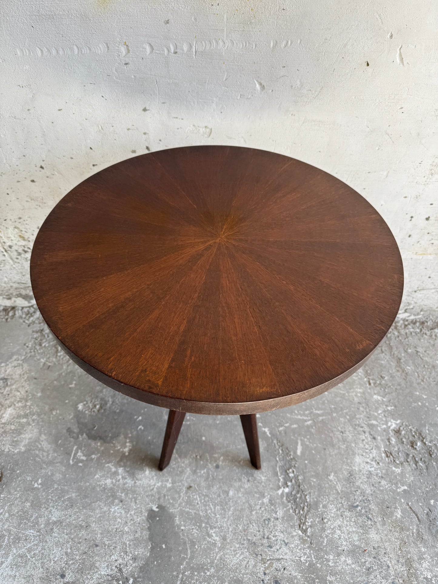 Art Deco bijzettafel in donker hout met stervormig bladpatroon