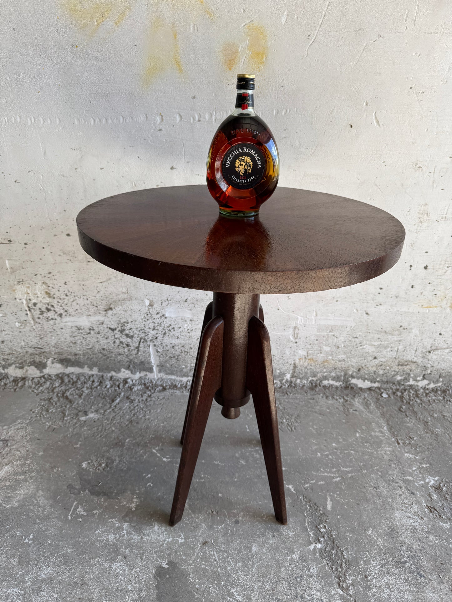 Art Deco bijzettafel in donker hout met stervormig bladpatroon