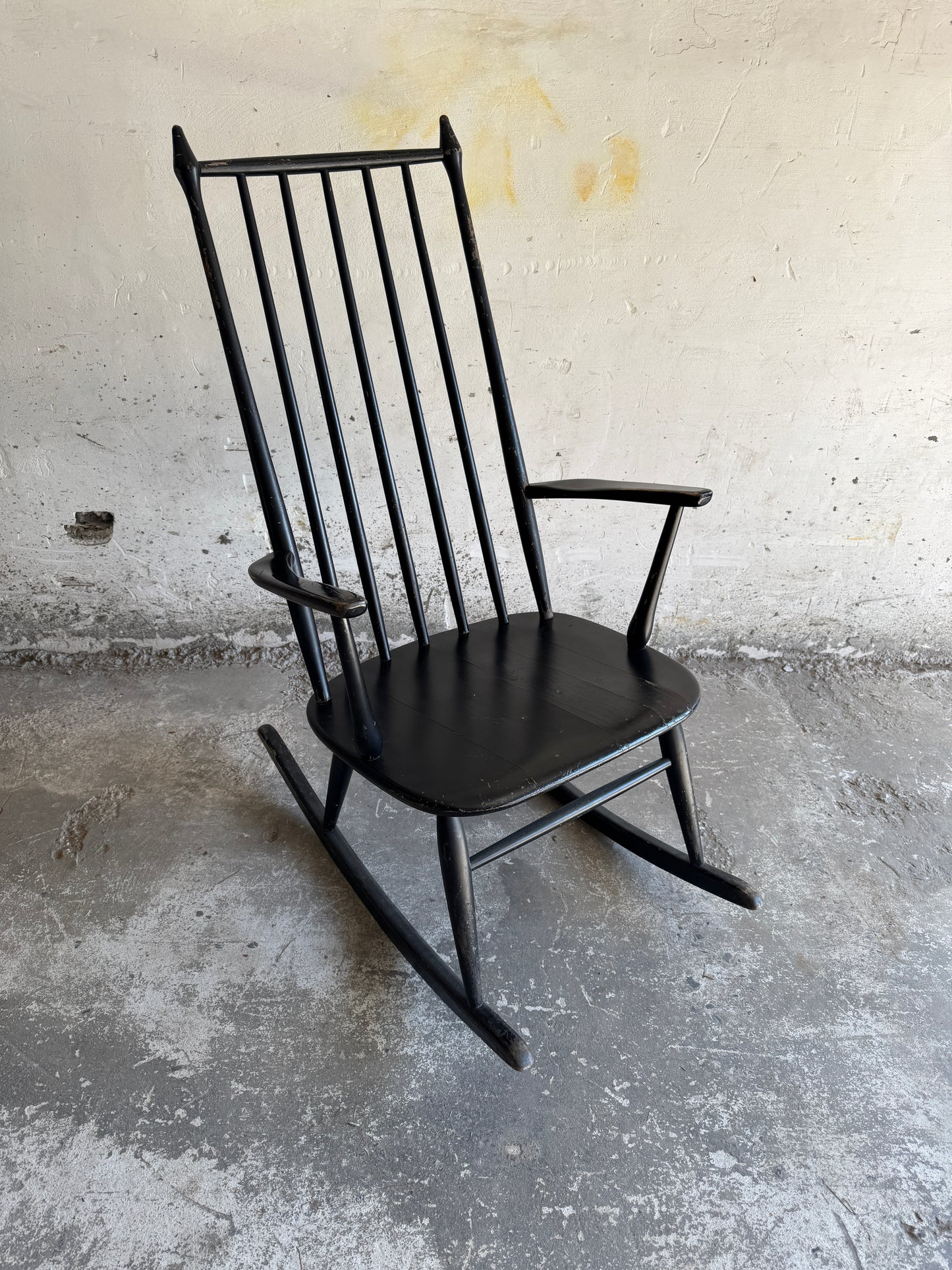 Zwarte Scandinavische schommelstoel in Windsor-stijl