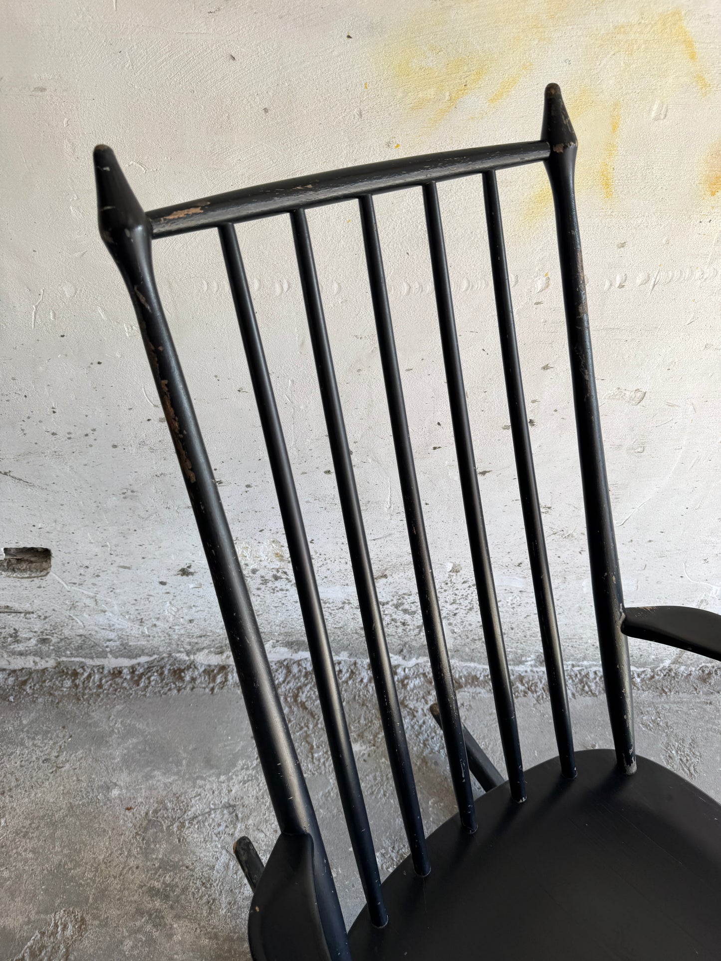 Zwarte Scandinavische schommelstoel in Windsor-stijl