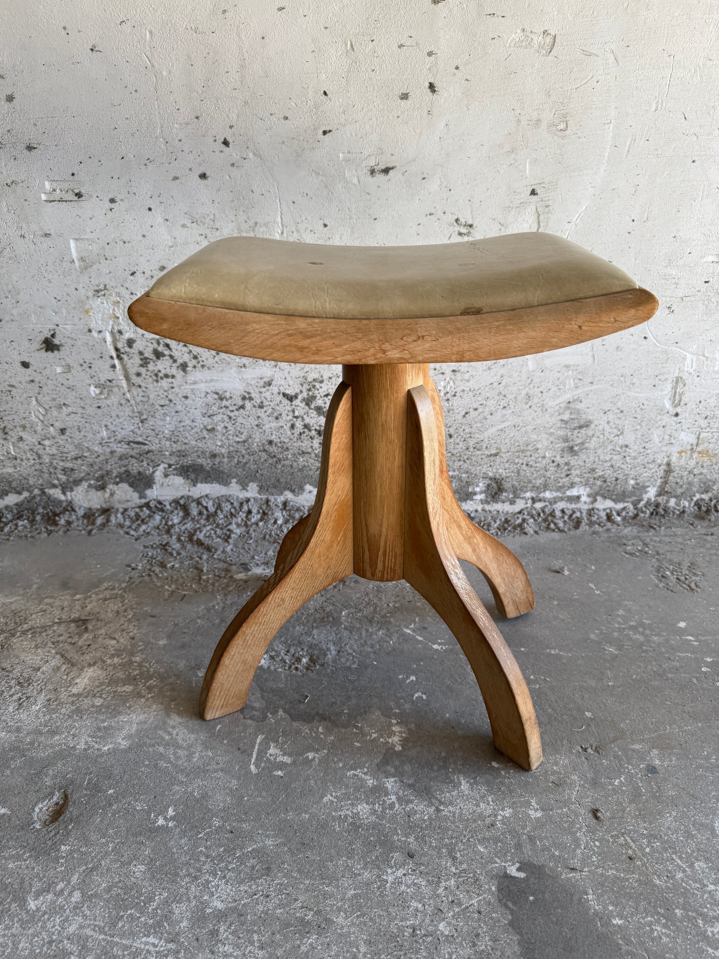 Vintage houten taboeret met lichtgele zitting