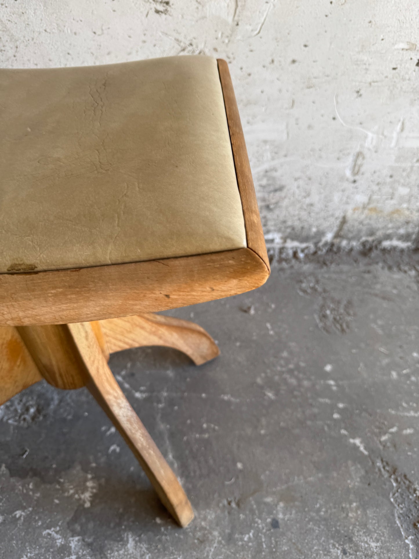 Vintage houten taboeret met lichtgele zitting