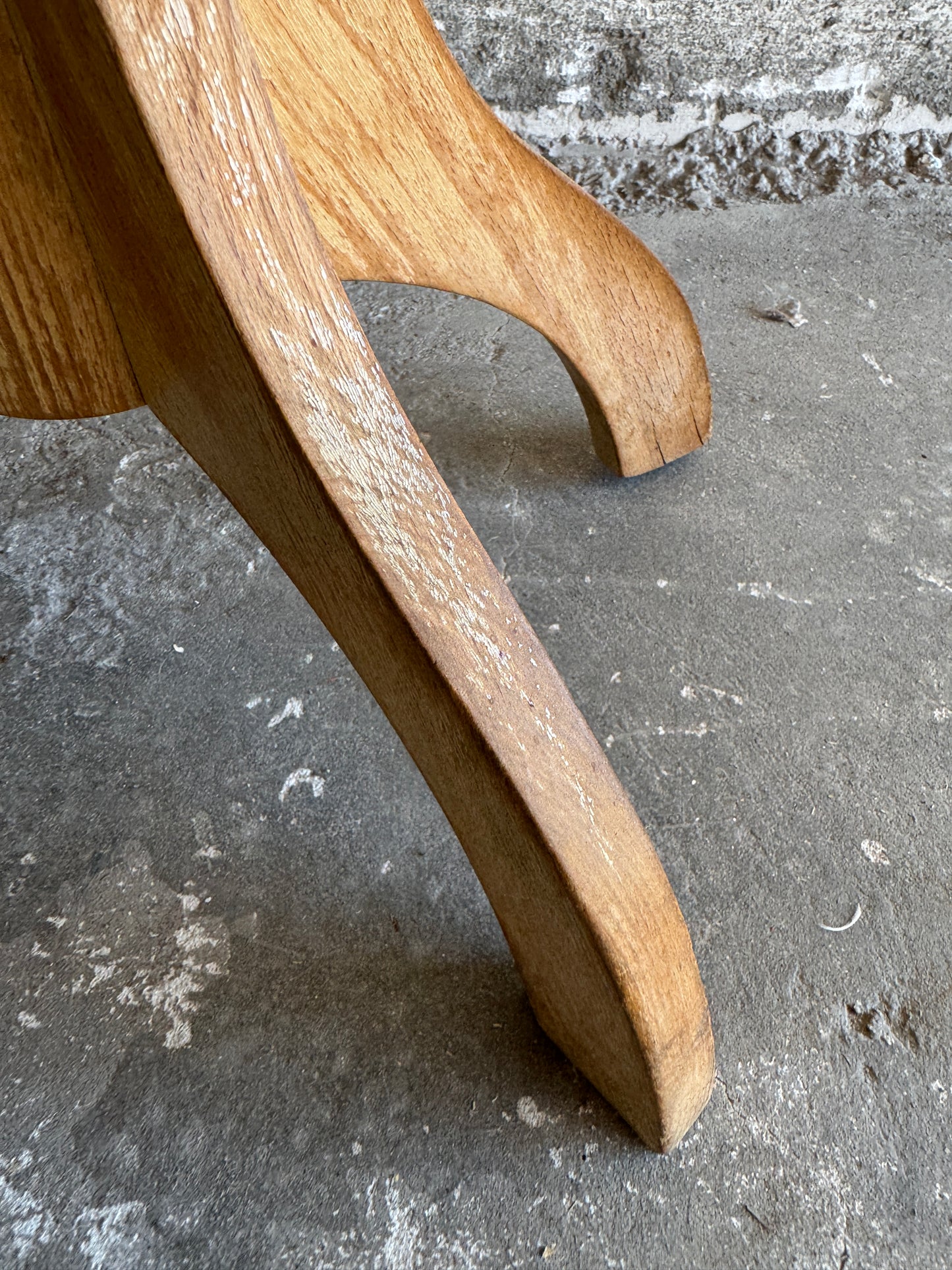 Vintage houten taboeret met lichtgele zitting