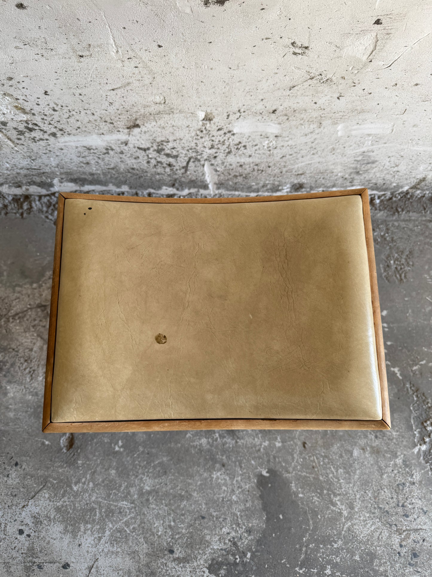 Vintage houten taboeret met lichtgele zitting