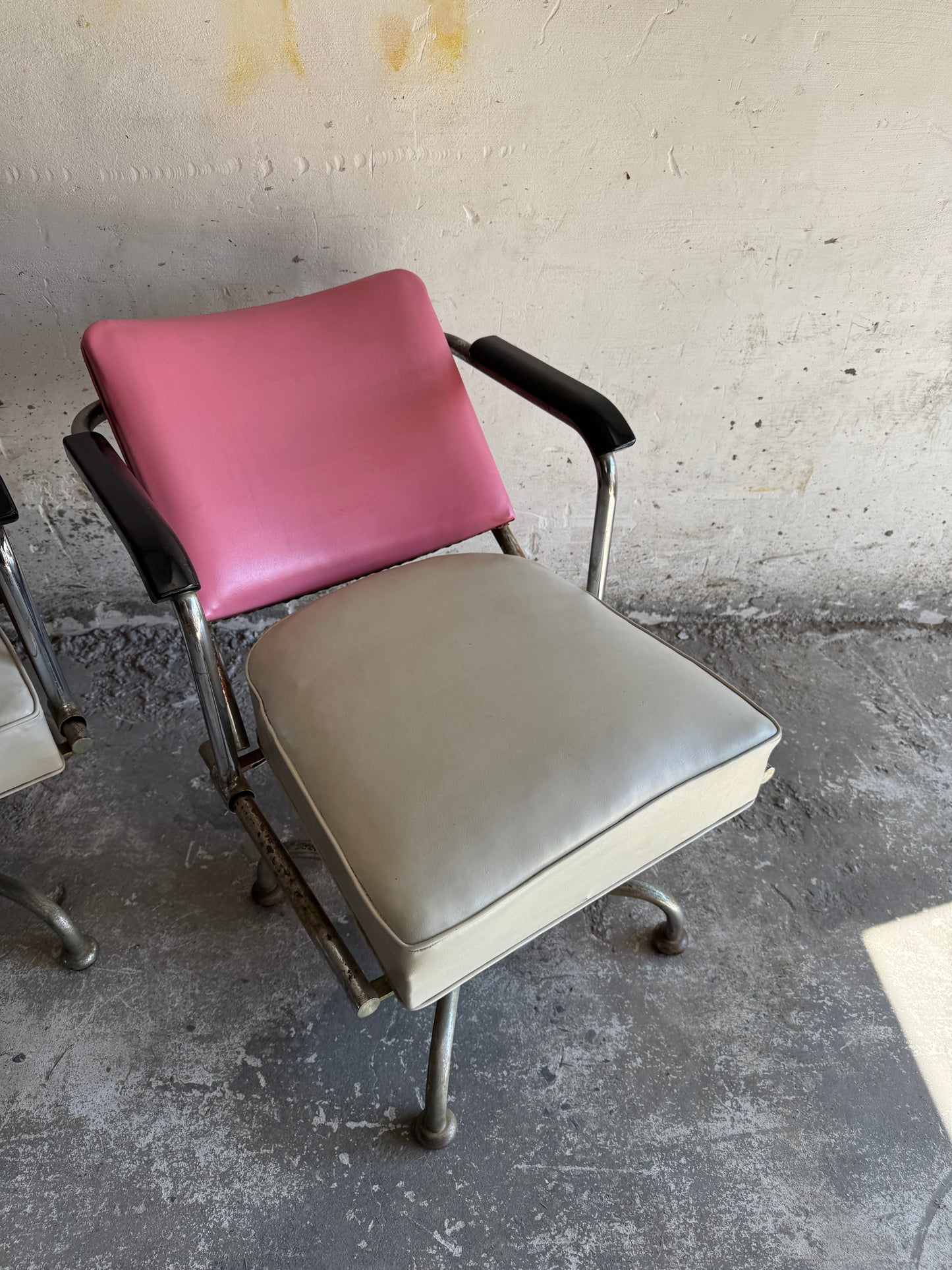 Set van twee vintage kappersstoelen in roze en zilver