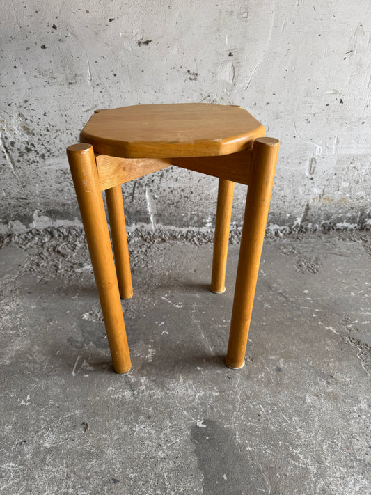 Vintage krukje in massief hout met organisch gevormd blad