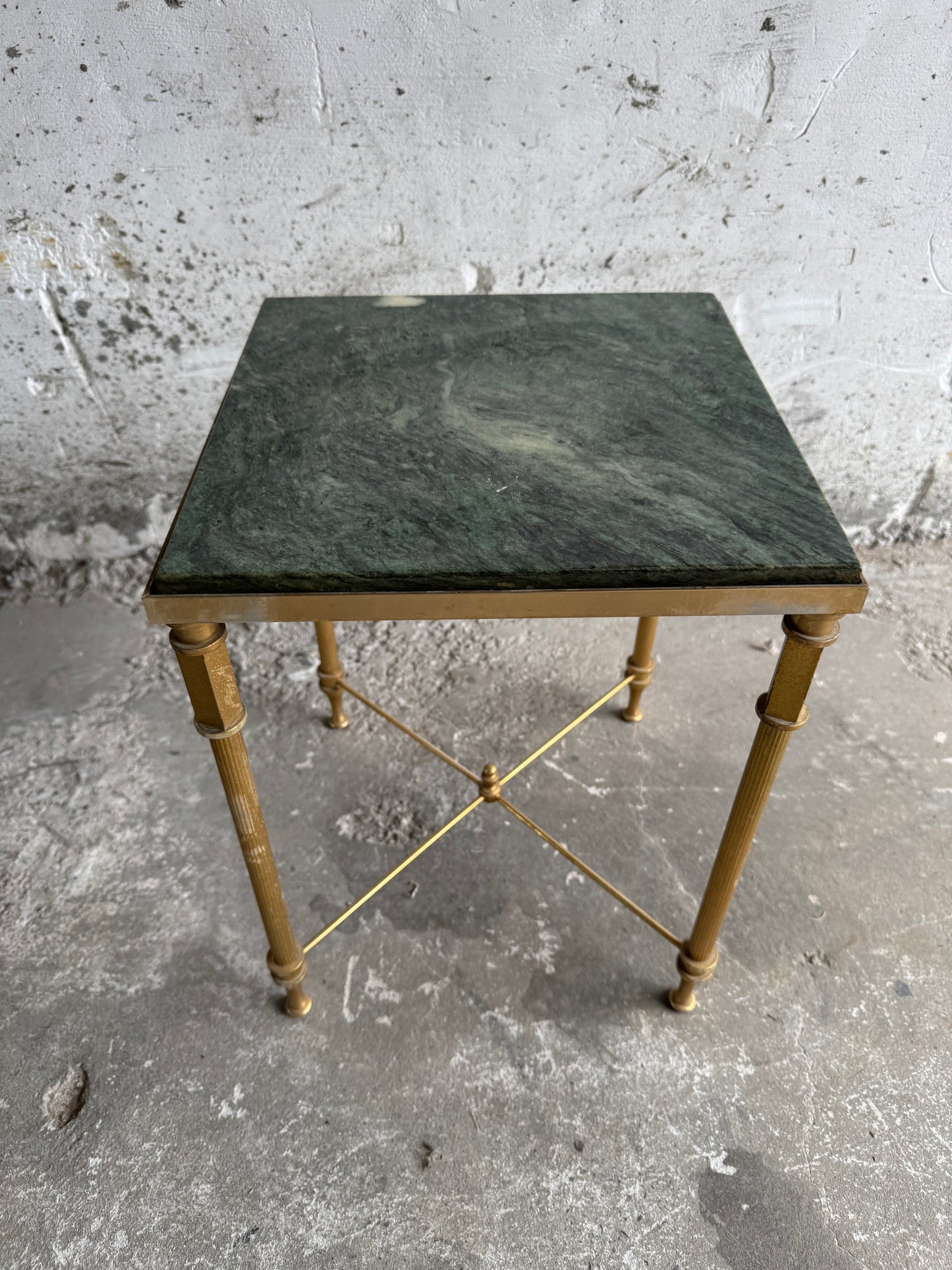 Vintage neoklassieke bijzettafel met groen marmeren blad