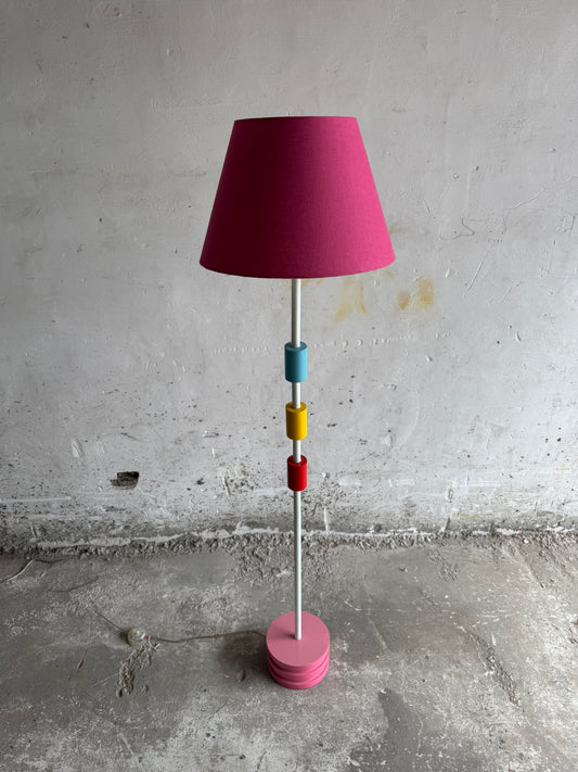 Vintage IKEA Memphis-stijl vloerlamp met kleurrijke accenten