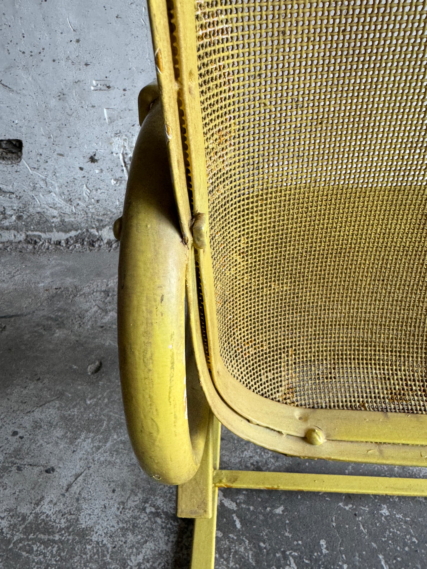 Set van 2 metalen ‘bouncy’ patio stoelen (1950s)