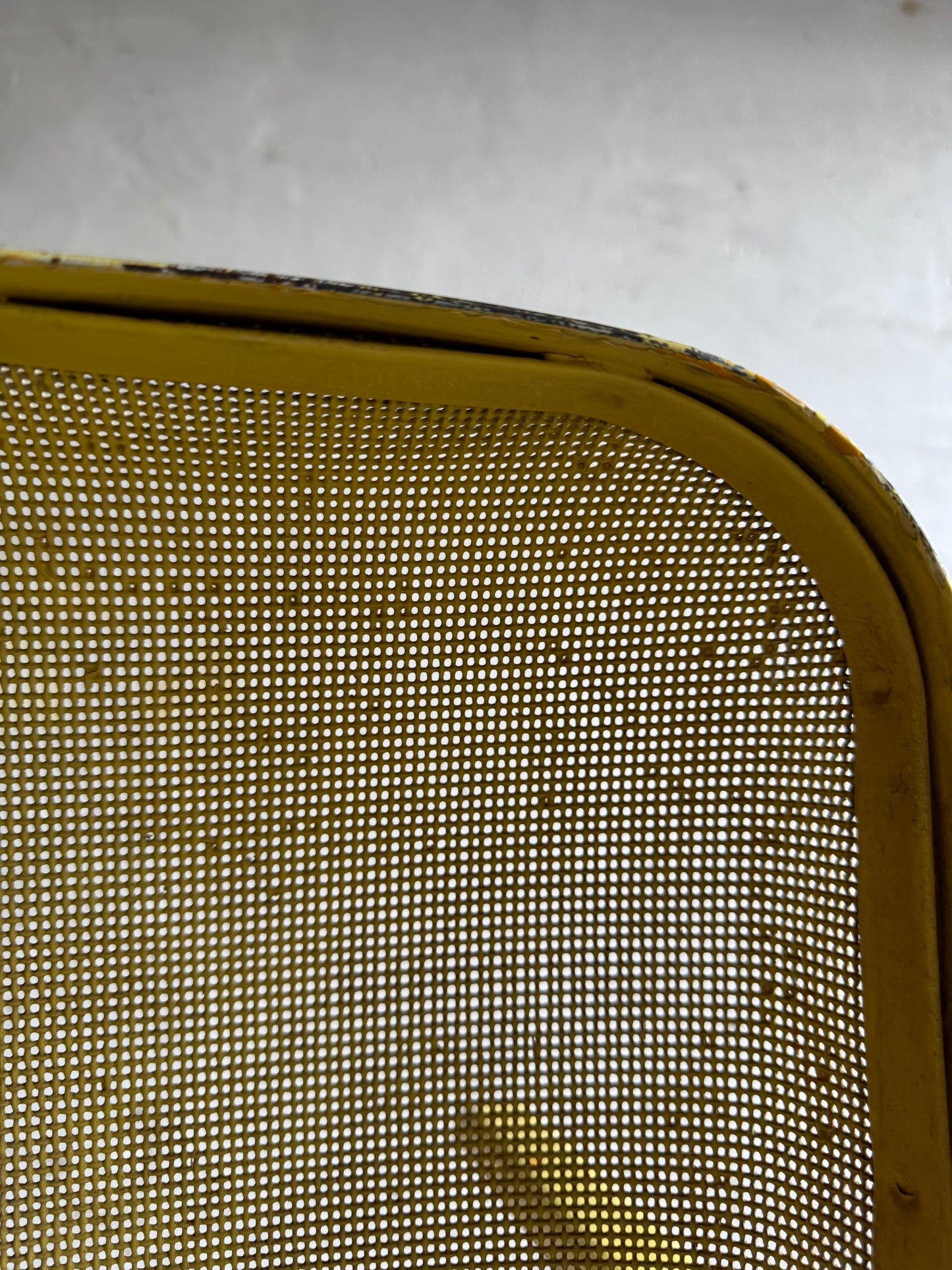 Set van 2 metalen ‘bouncy’ patio stoelen (1950s)