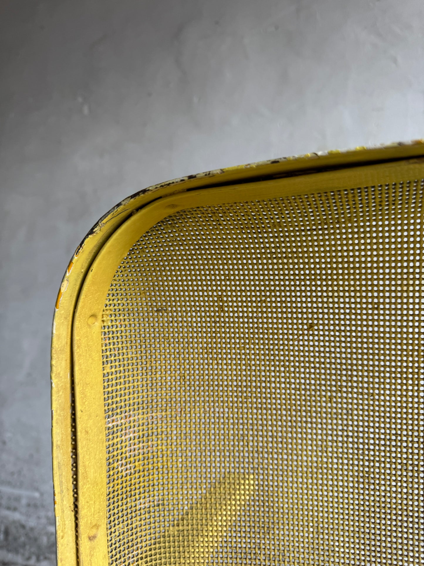 Set van 2 metalen ‘bouncy’ patio stoelen (1950s)