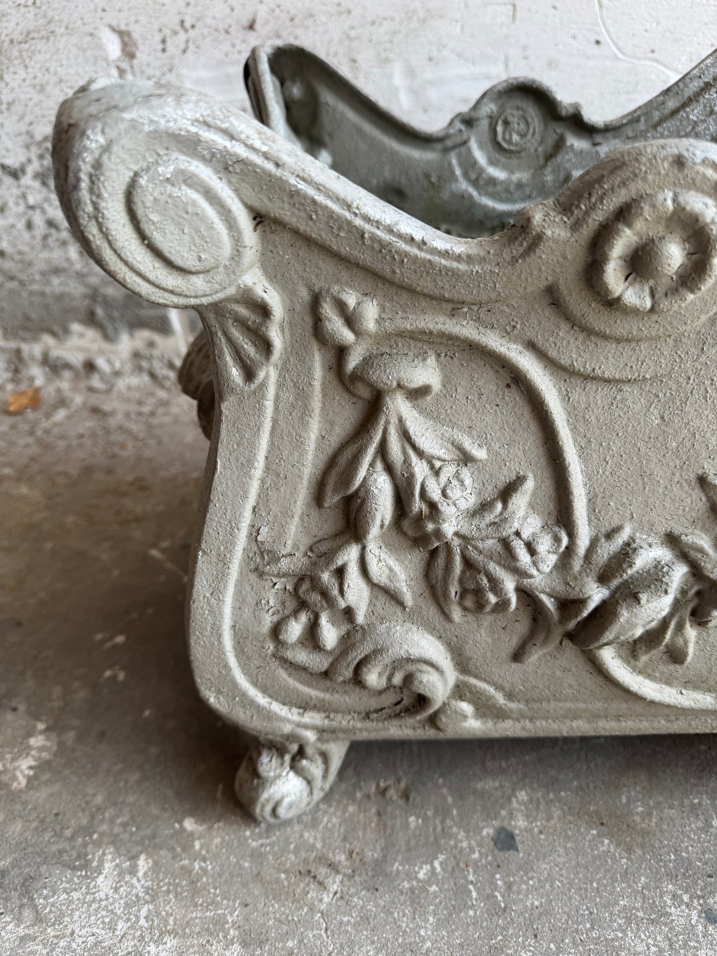 Antieke Gietijzeren Jardinière – Franse Rococostijl, nr. 411