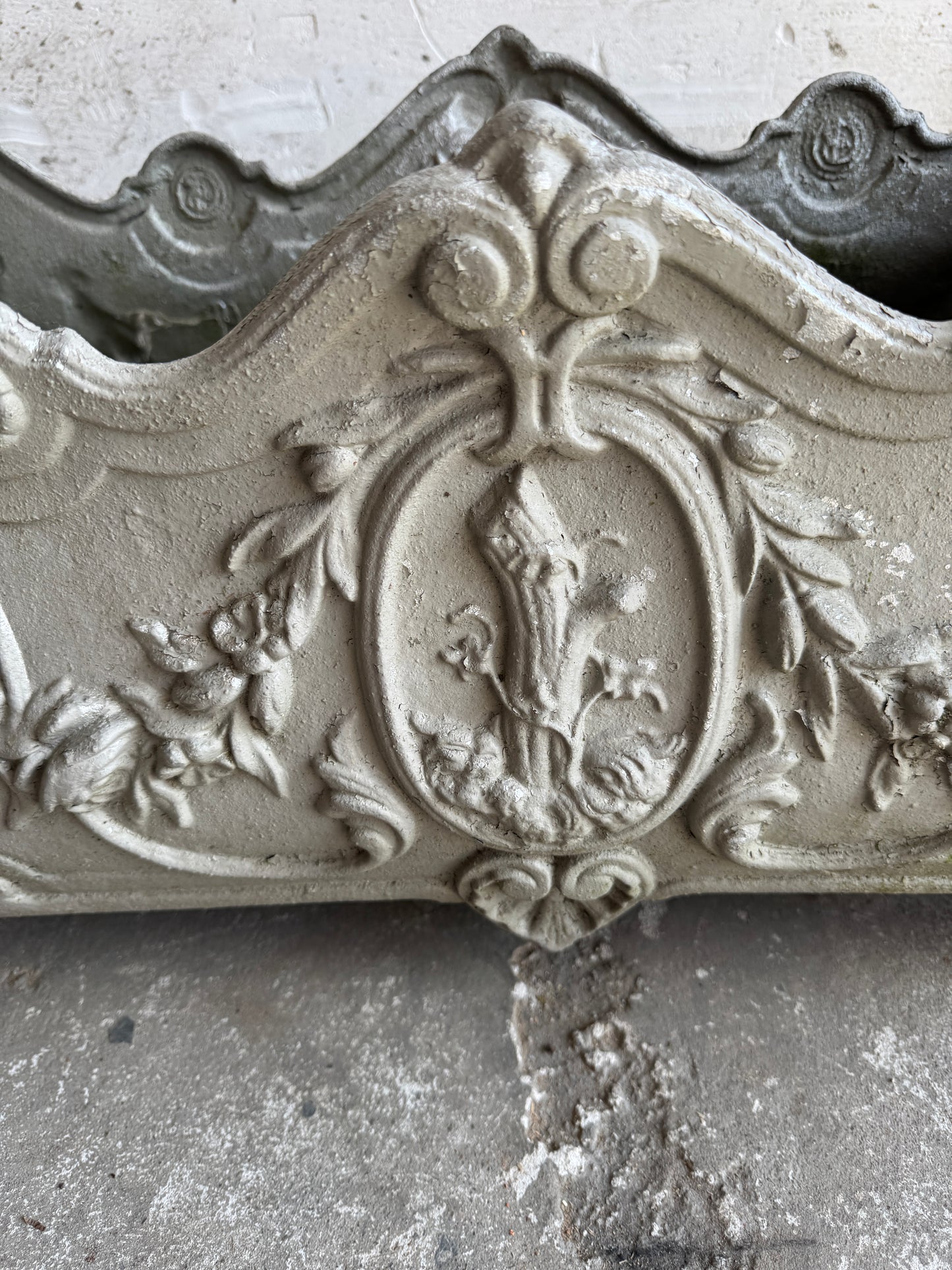 Antieke Gietijzeren Jardinière – Franse Rococostijl, nr. 411