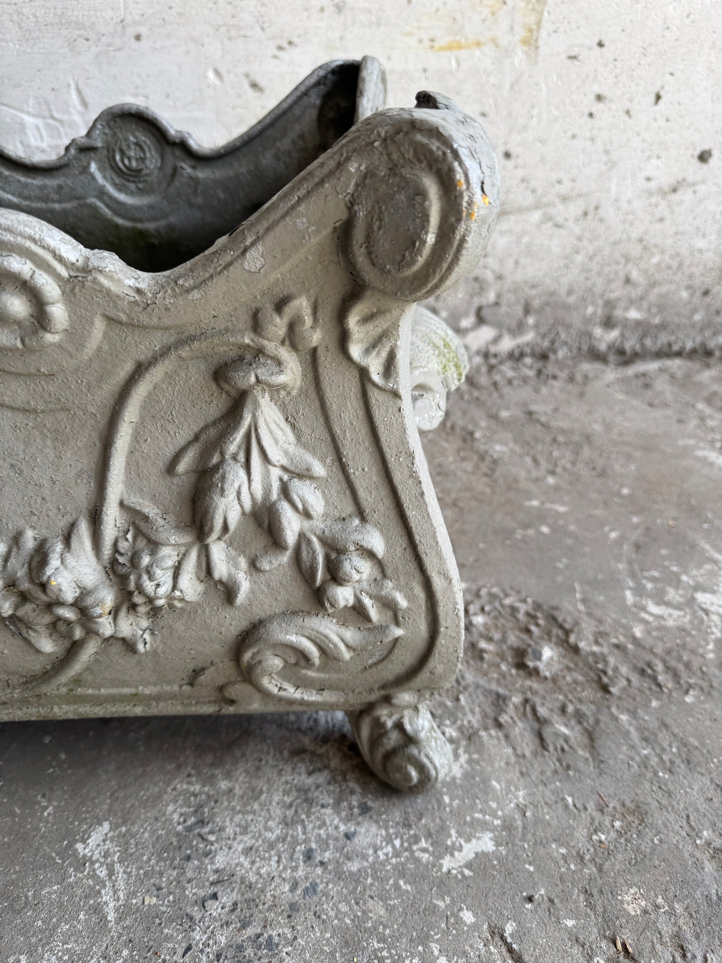 Antieke Gietijzeren Jardinière – Franse Rococostijl, nr. 411