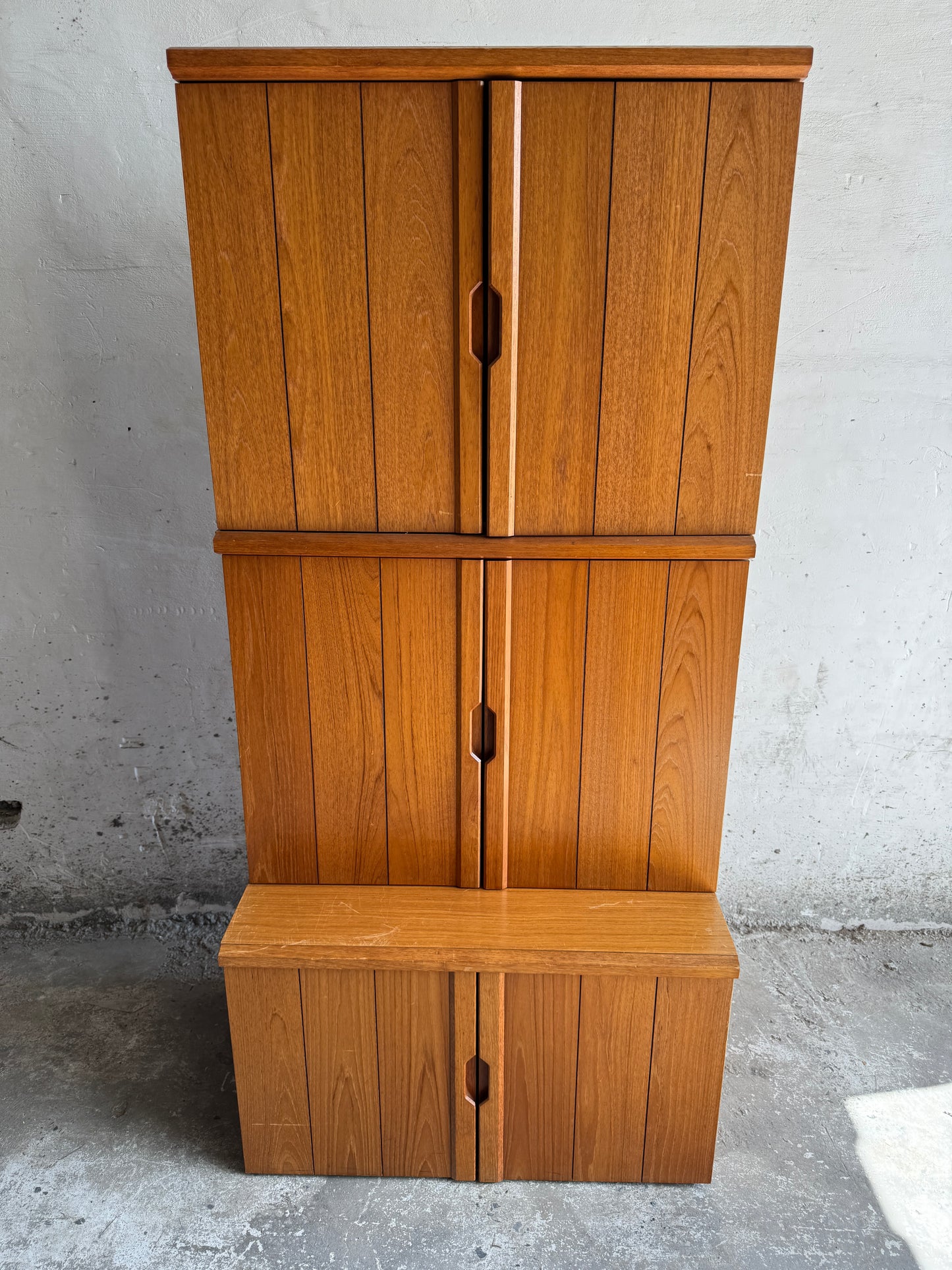 Hoge Deense teakhouten kast met geïntegreerde handgrepen – modulair ontwerp uit de jaren 70