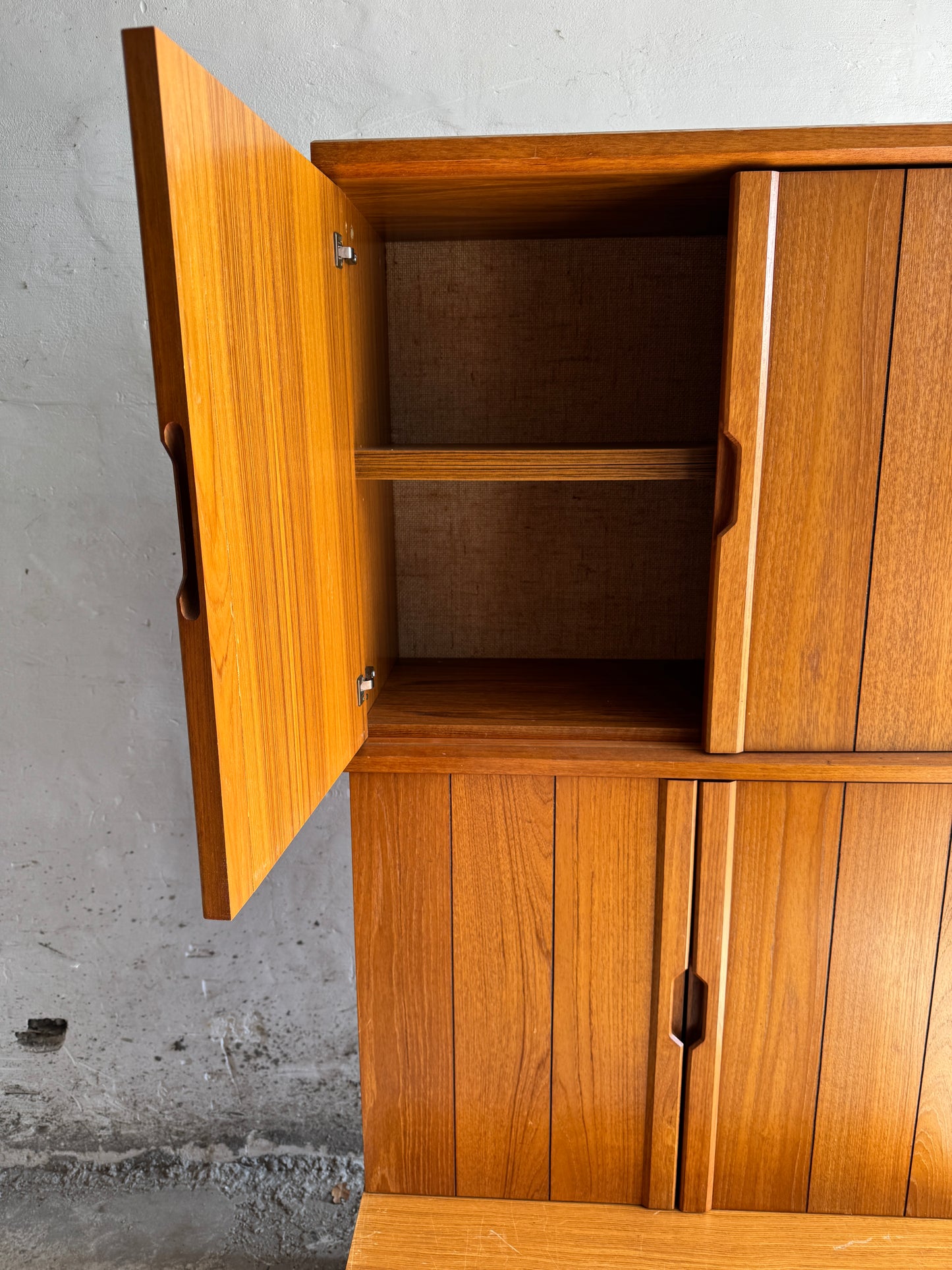 Hoge Deense teakhouten kast met geïntegreerde handgrepen – modulair ontwerp uit de jaren 70