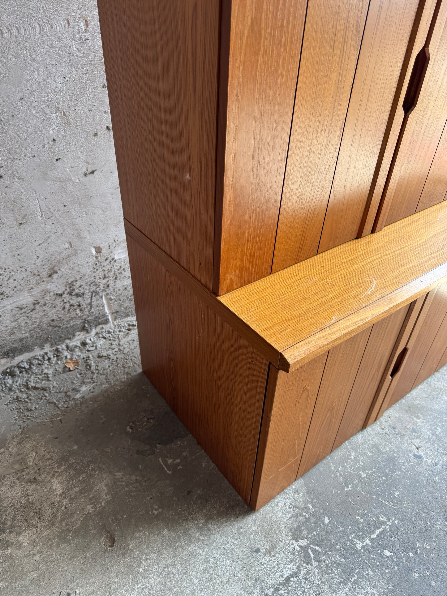 Hoge Deense teakhouten kast met geïntegreerde handgrepen – modulair ontwerp uit de jaren 70