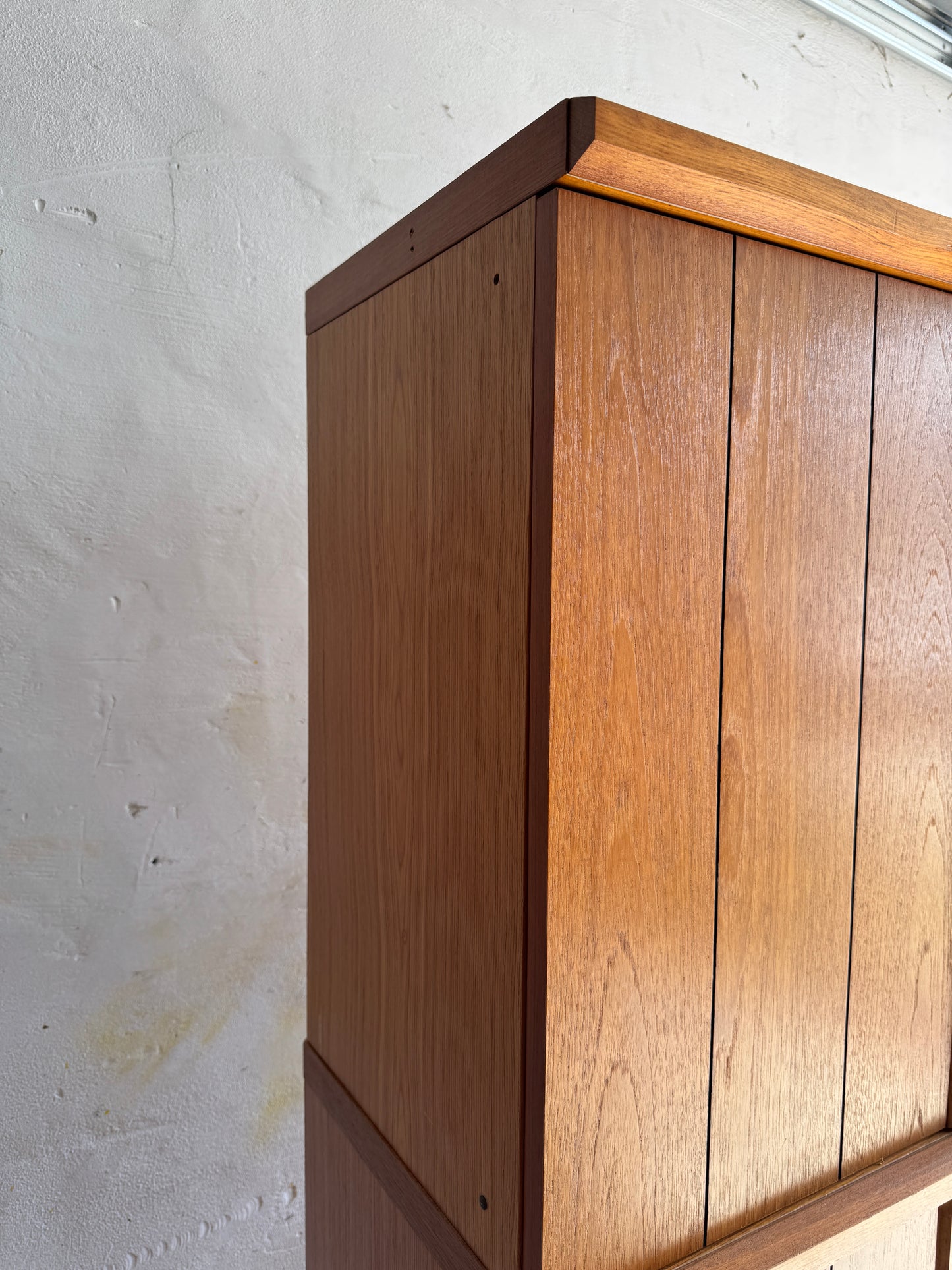 Hoge Deense teakhouten kast met geïntegreerde handgrepen – modulair ontwerp uit de jaren 70